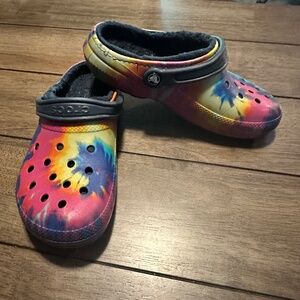 Crocs Rainbow Multicolored Tie-Dye Clog, Sherpa Lined, Size Women’s 8 Men’s 6